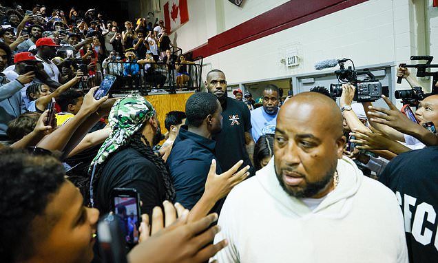 NBA: LeBron mobbed by fans in return to Seattle but Crawsover is CANCELED
