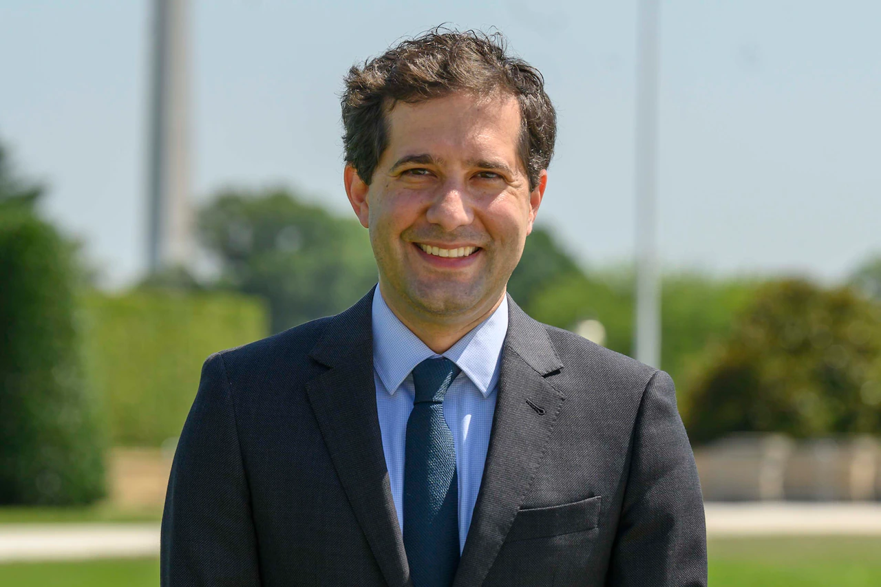 Policy Office Presents Nitze Award to Iran Expert Bryan Segraves