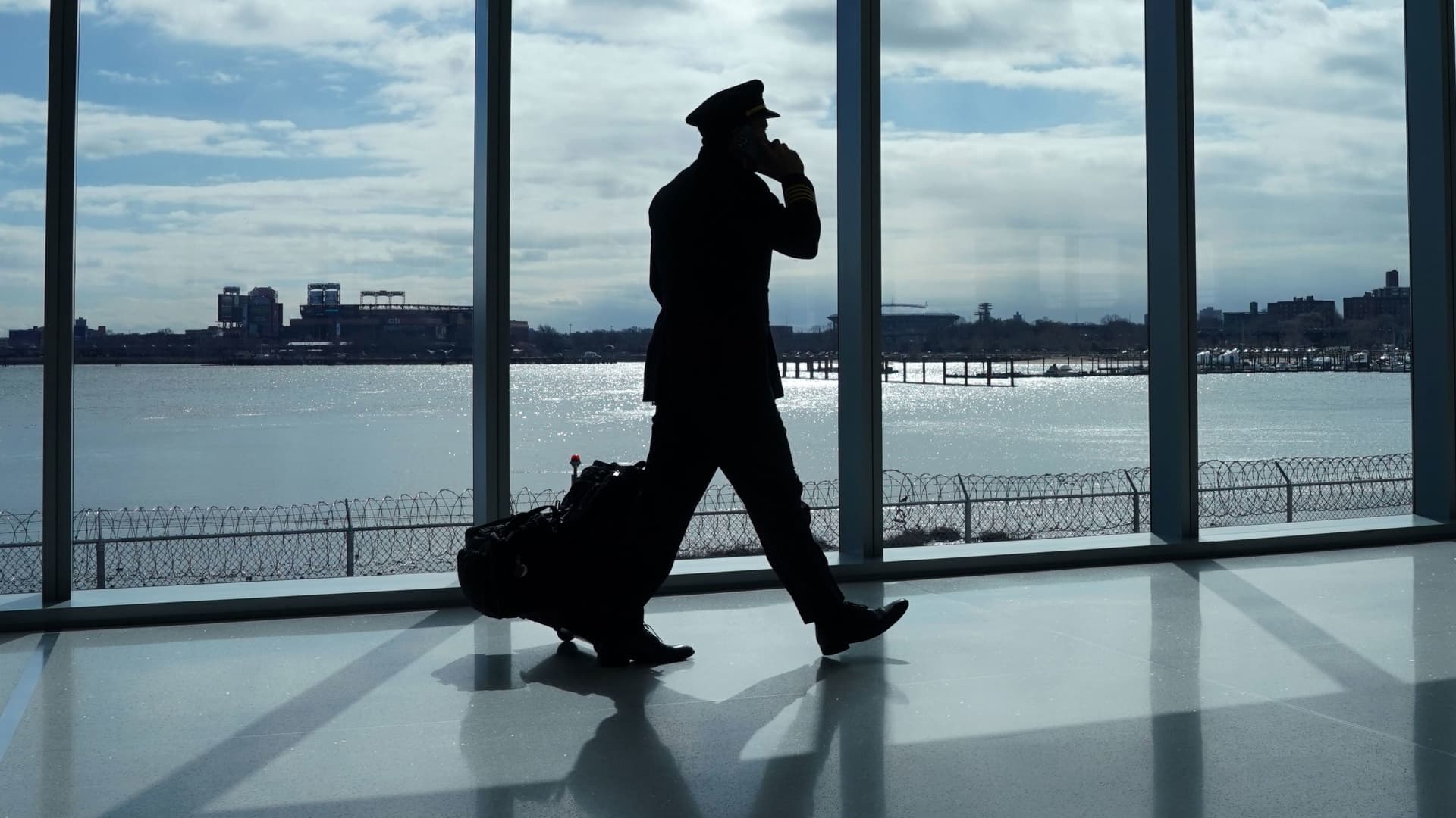 Delta pilots would get more than 30% in pay raises under new contract deal