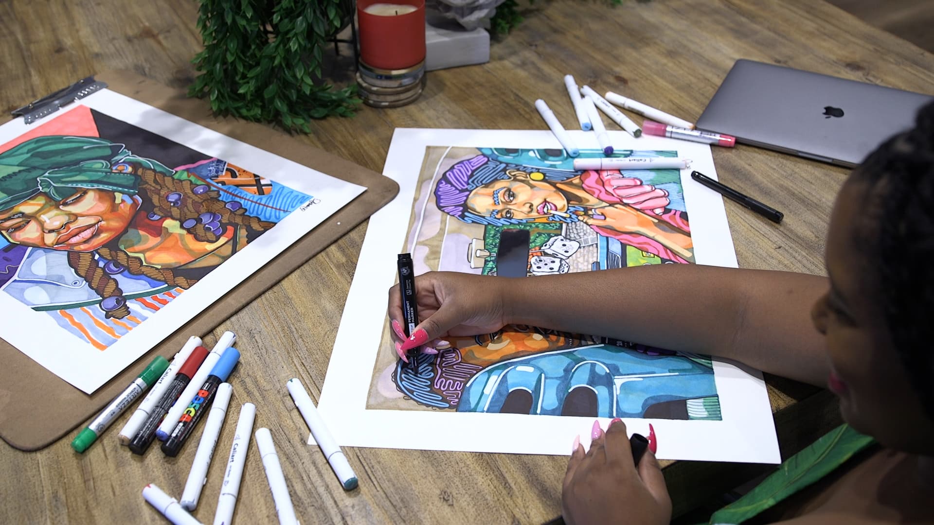 This 28-year-old's side hustle brings in up to $267K per year