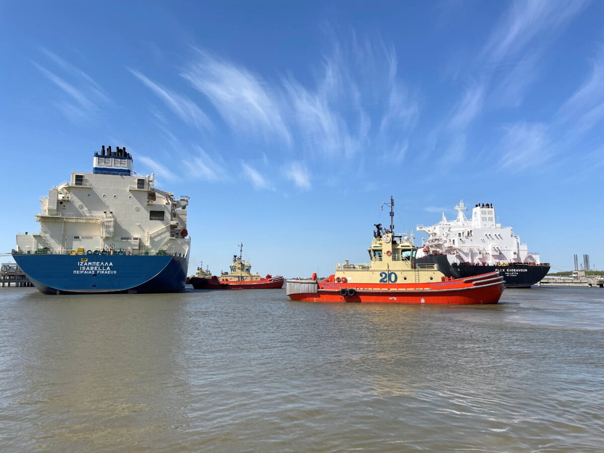 US Natural Gas Futures Tumble Due to Milder Weather and Global Price Slump