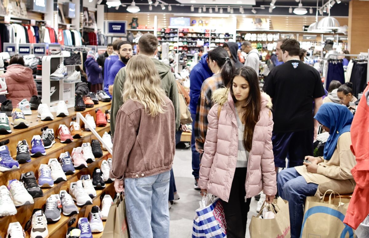Black Friday Weekend Saw Subdued Mall Traffic: Report