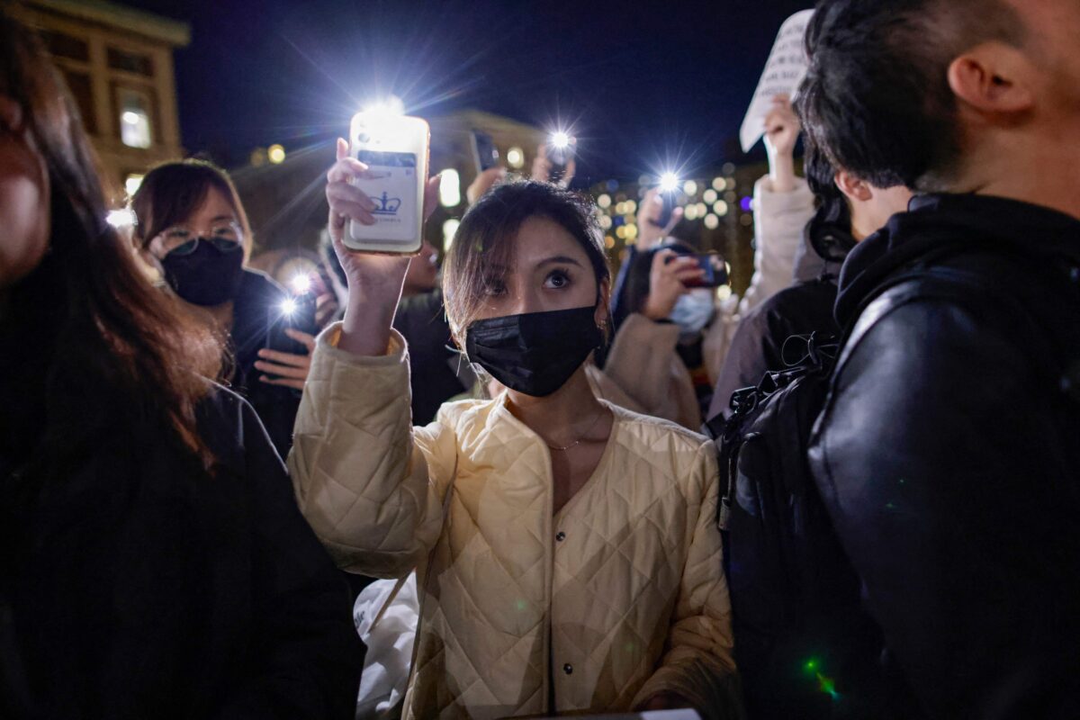 New Yorkers Protest China’s COVID-19 Restrictions at Chinese Consulate, Mourn Deaths of Urumqi Fire Victims