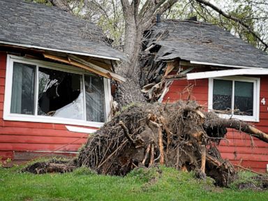 Severe weather causes damage in Minnesota; 1 dead in crash