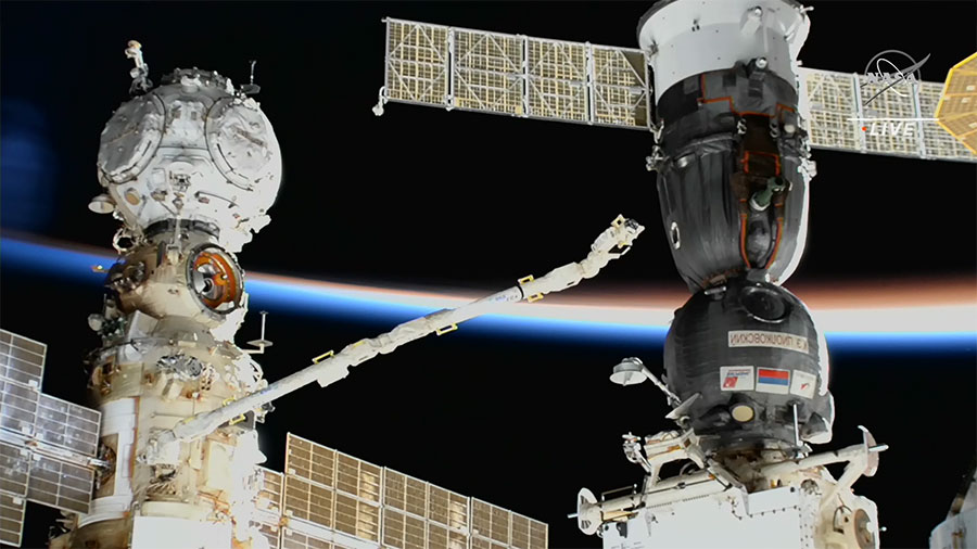 Mission Controllers Assess Soyuz Coolant Leak